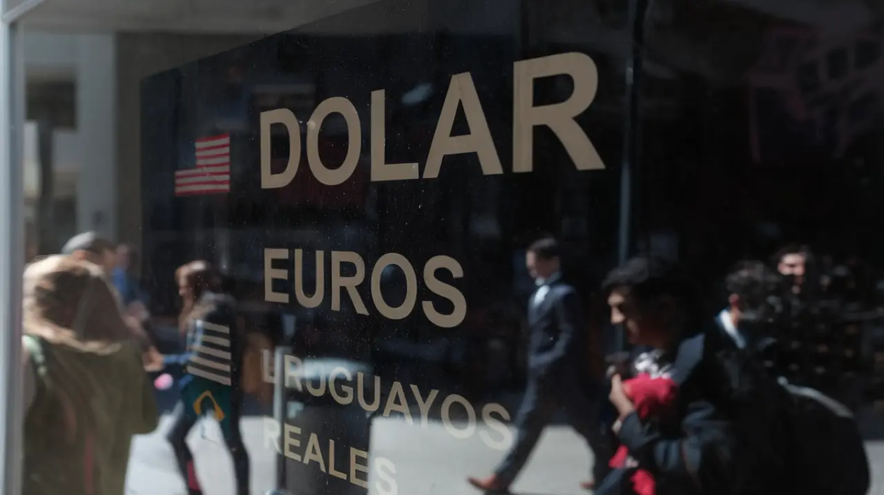 La divisa estadounidense se mantiene estable en su valor, con una cotización significativa para el día jueves 15 de mayo.. Foto: Redacción InfoArticulos