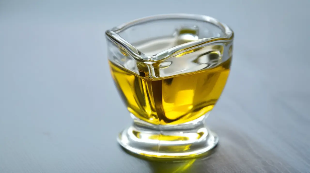 La administración gubernamental ha emitido un decreto para impedir la fabricación y distribución de un determinado tipo de aceite en el mercado.. Foto: Redacción InfoArticulos