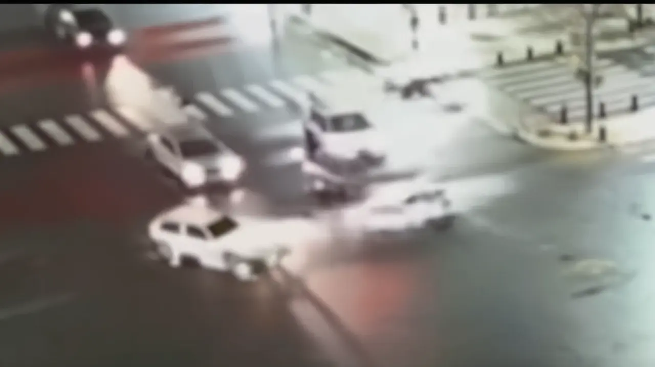 Un accidente múltiple ocurrió en la avenida 9 de Julio, dejando como consecuencia al menos cinco personas lesionadas.. Foto: Redacción InfoArticulos