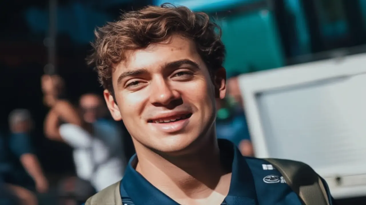El piloto argentino Franco Colapinto se presentó en el paddock de la Fórmula 1 en Imola, donde compartió sus preferencias gastronómicas italianas.. Foto: Redacción InfoArticulos