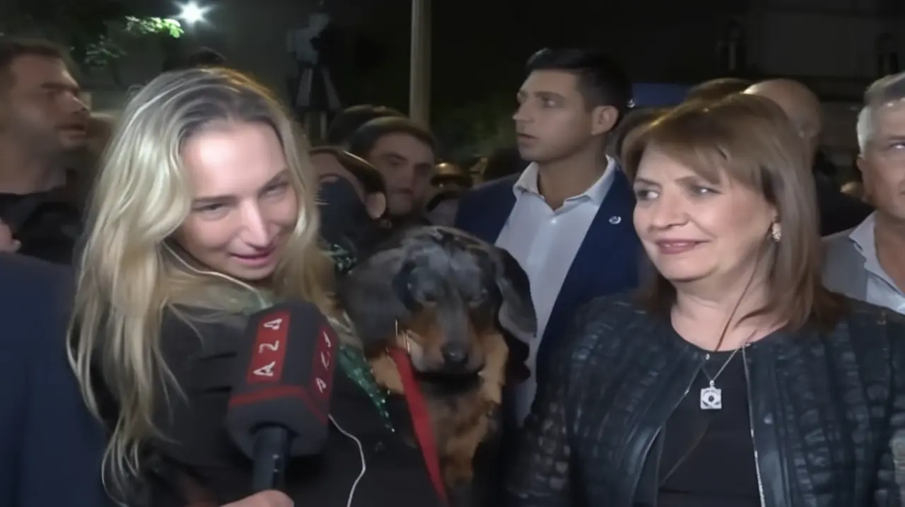 El entorno cercano a Karina Milei presiona para que su candidato aumente su visibilidad pública en este momento crucial antes de las elecciones.. Foto: Redacción InfoArticulos