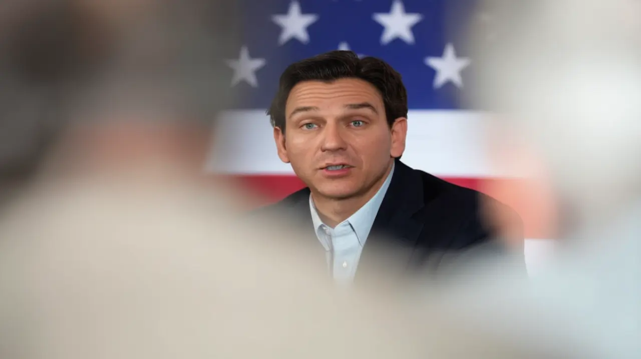 La Corte Federal de Estados Unidos bloqueó ayer una ley clave impulsada por el gobernador de Florida, Ron DeSantis, que generaba controversia entre los legisladores del estado.. Foto: Redacción Info