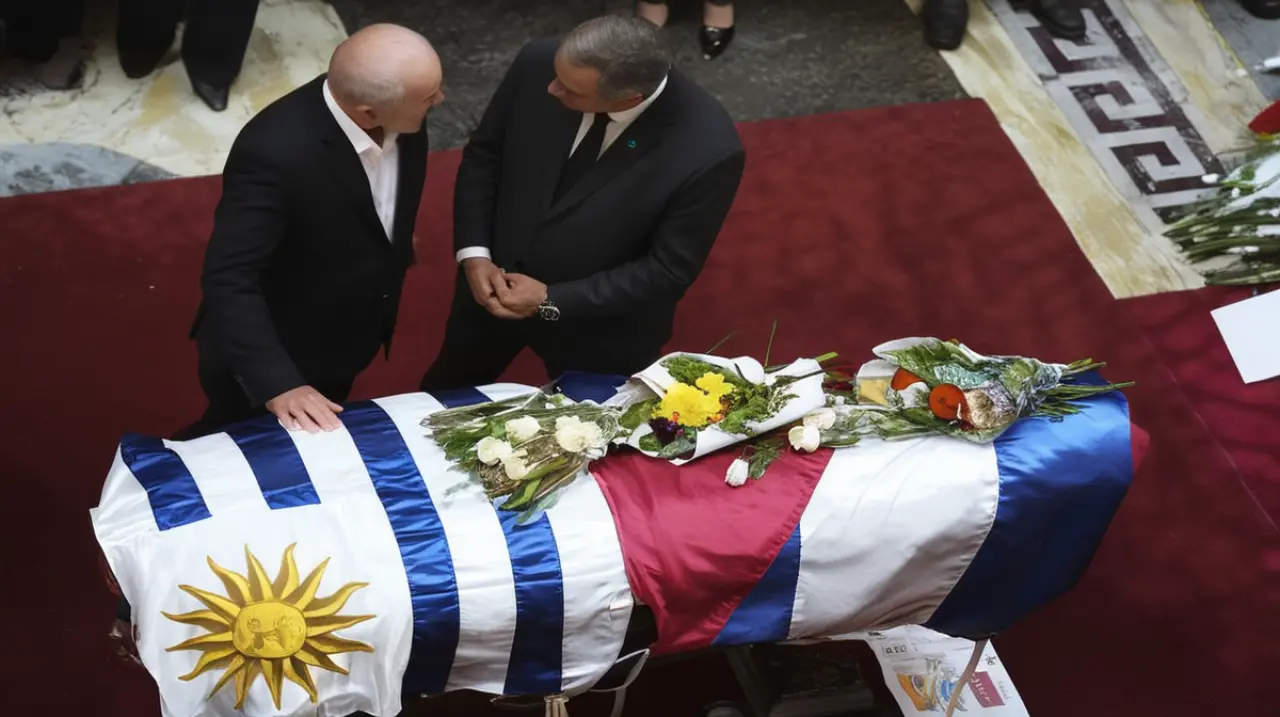 El presidente brasileño Lula da Silva y su homólogo chileno Gabriel Boric se unieron a la multitudinaria manifestación en Uruguay para rendir tributo al expresidente José Mujica.. Foto: Redacción