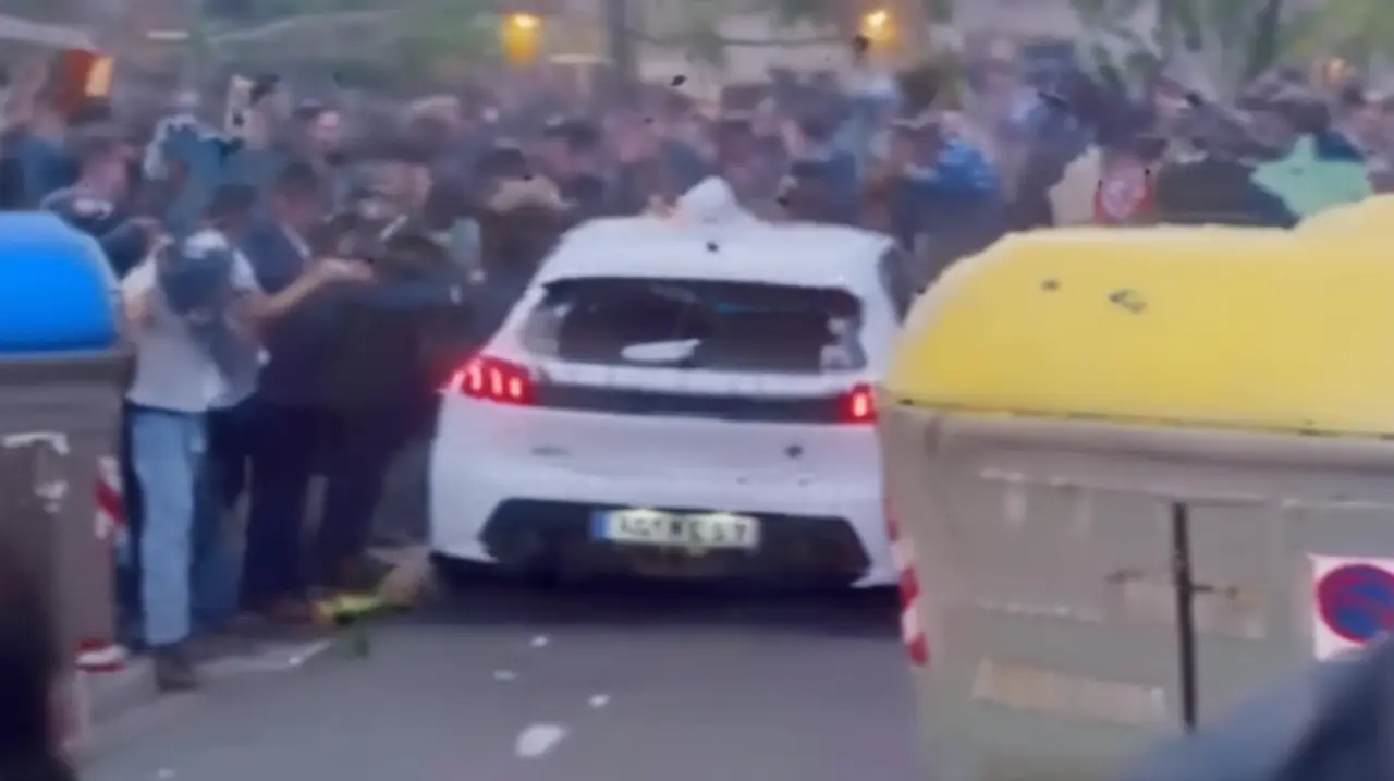 Un incidente grave ocurrió en la previa del encuentro entre Espanyol y Barcelona, cuando una conductora involuntariamente atropelló a varios aficionados.. Foto: Redacción InfoArticulos