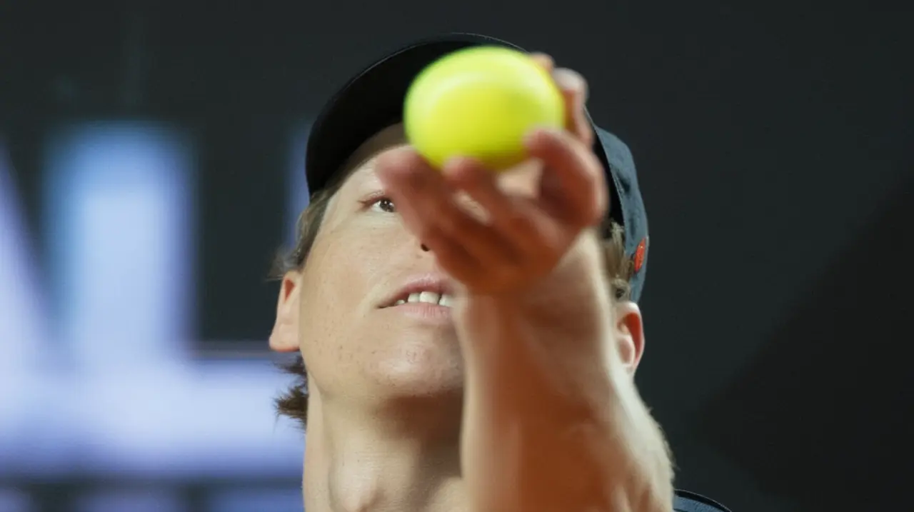 El italiano Jannik Sinner dio un giro de tuerca en su participación en el Masters 1000 de Roma, logrando un emocionante duelo contra Carlos Alcaraz en la final.. Foto: Redacción InfoArticulos