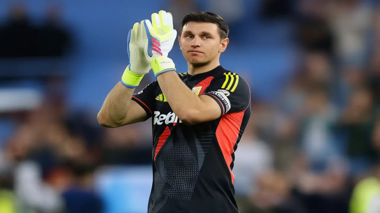 La emocionante despedida de Dibu Martínez en el Emirates Stadium causó preocupación en los aficionados del Aston Villa.. Foto: Redacción InfoArticulos