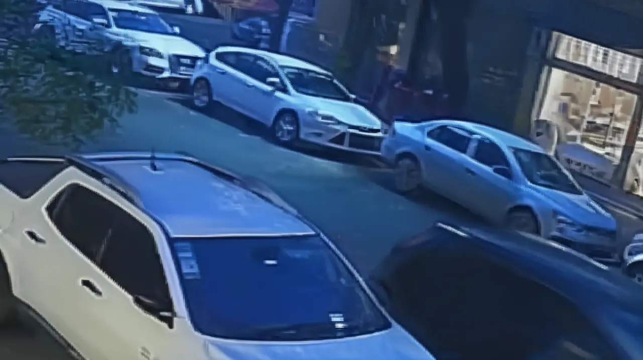 Un incidente violento ocurrió en un centro educativo de la ciudad de La Plata, donde una profesora utilizó su fuerza para atacar al jefe del establecimiento.. Foto: Redacción InfoArticulos