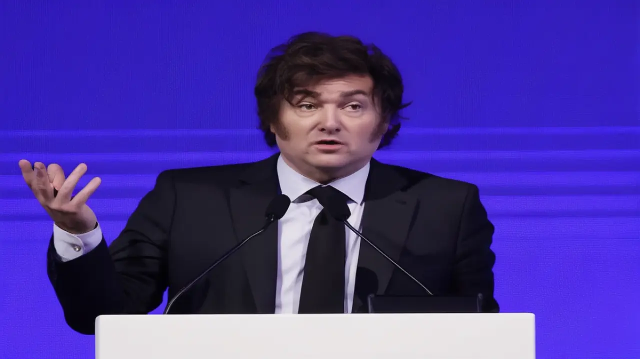 El exministro de Economía Javier Milei se encuentra actualmente en vivo, compartiendo sus últimas declaraciones sobre el gobierno.. Foto: Redacción InfoArticulos