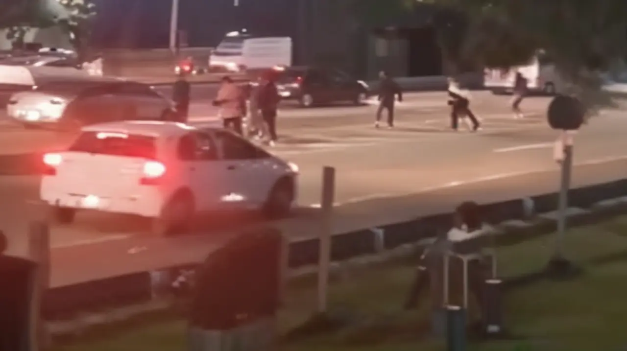 Enfrentamientos entre hinchas de River y Platense en la General Paz causaron altercados y agresiones físicas.. Foto: Redacción InfoArticulos
