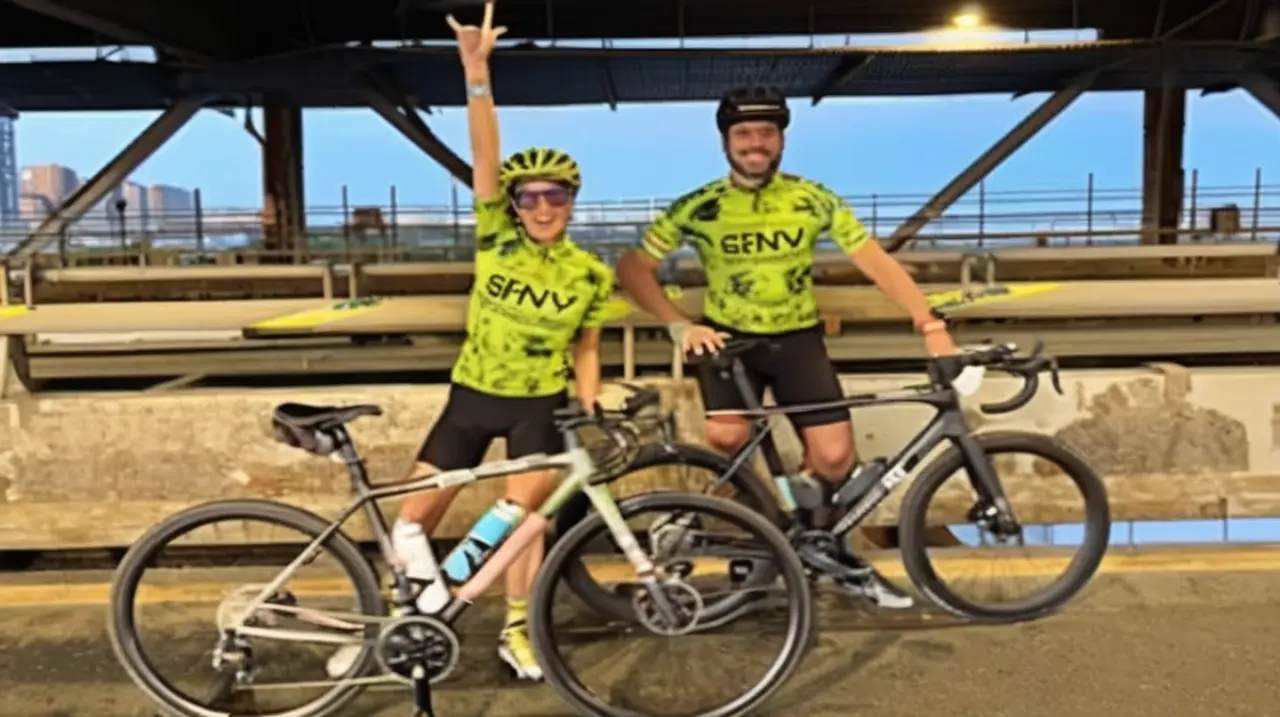 La pareja de conductores Juana y Nacho Viale se unió a una emocionante competencia de ciclismo en la ciudad de Nueva York, causando gran expectación entre los espectadores.. Foto: Redacción InfoArt