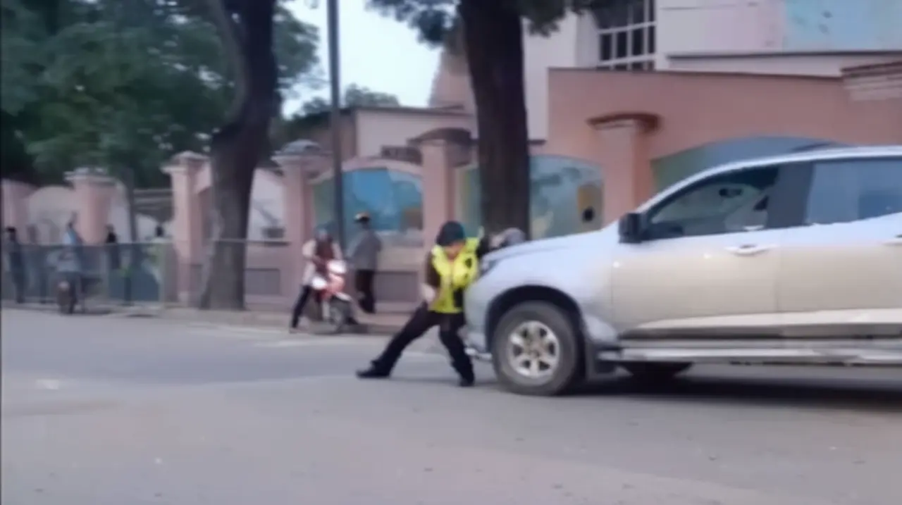 Un accidente grave ocurrió en Salta, donde un vehículo golpeó y arrastró a un agente de tránsito en una zona cerca de un colegio.. Foto: Redacción InfoArticulos