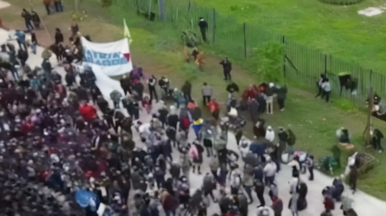 Confrontaciones entre agentes policiales y manifestantes durante un nuevo desplazamiento de jubilados hacia el edificio del Congreso Nacional.. Foto: Redacción InfoArticulos