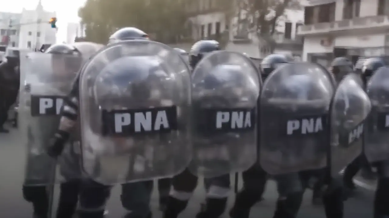 El equipo de LN+ se vio envuelto en la acción del Congreso, donde Prefectura avanzó y sus miembros fueron atropellados por las fuerzas de seguridad.. Foto: Redacción InfoArticulos