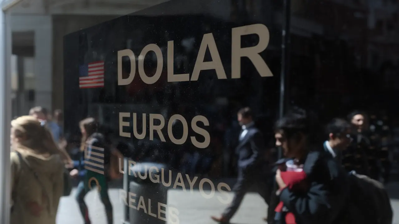 La divisa estadounidense se mantiene estable en su valor, con una cotización significativa para el día jueves 22 de mayo.. Foto: Redacción InfoArticulos