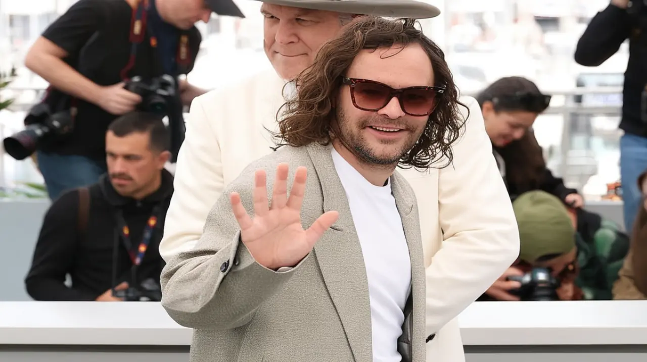 El actor Peter Lanzani hizo su aparición en el prestigioso Festival de Cannes, capturando la atención general con sus atuendos de gala impactantes.. Foto: Redacción InfoArticulos