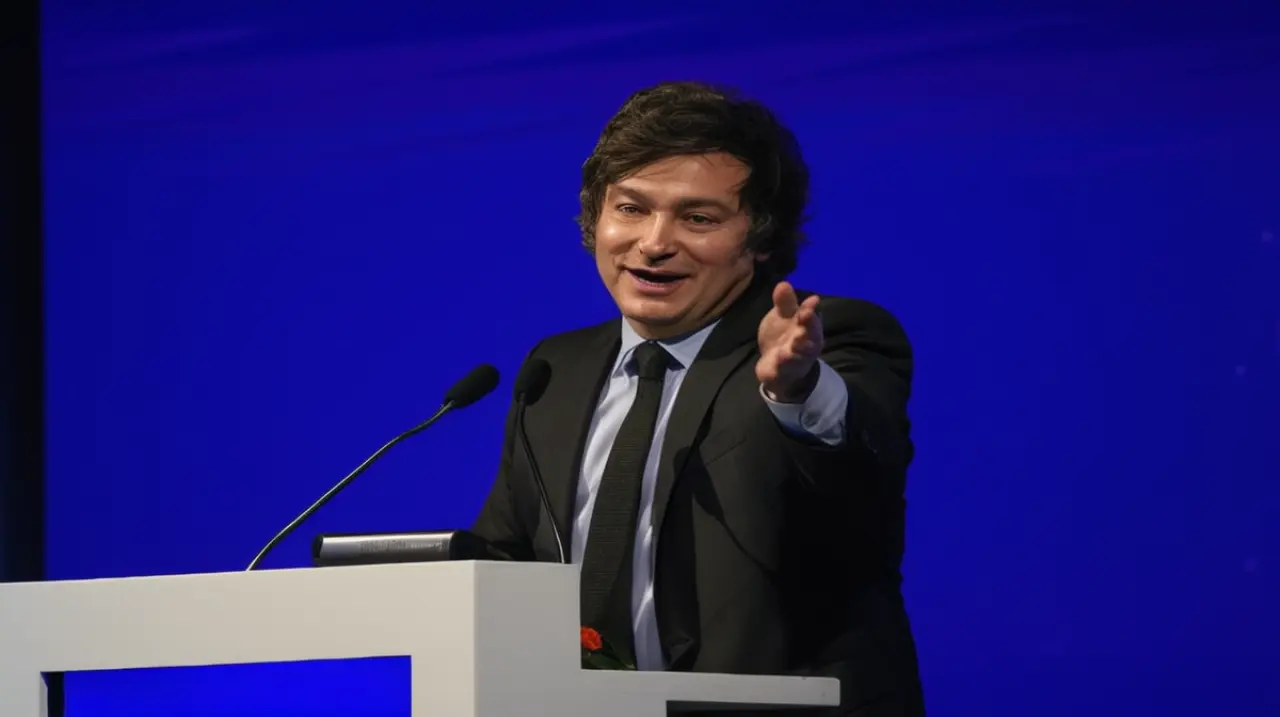 El exministro de Economía Javier Milei se encuentra actualmente en vivo, compartiendo sus últimas declaraciones sobre el gobierno.. Foto: Redacción InfoArticulos