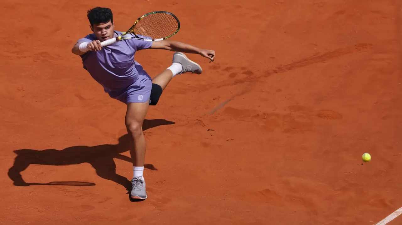 La batalla por la supremacía en el tenis se libra en las pistas de Roland Garros con la confrontación entre Alcaraz y Sinner.. Foto: Redacción InfoArticulos