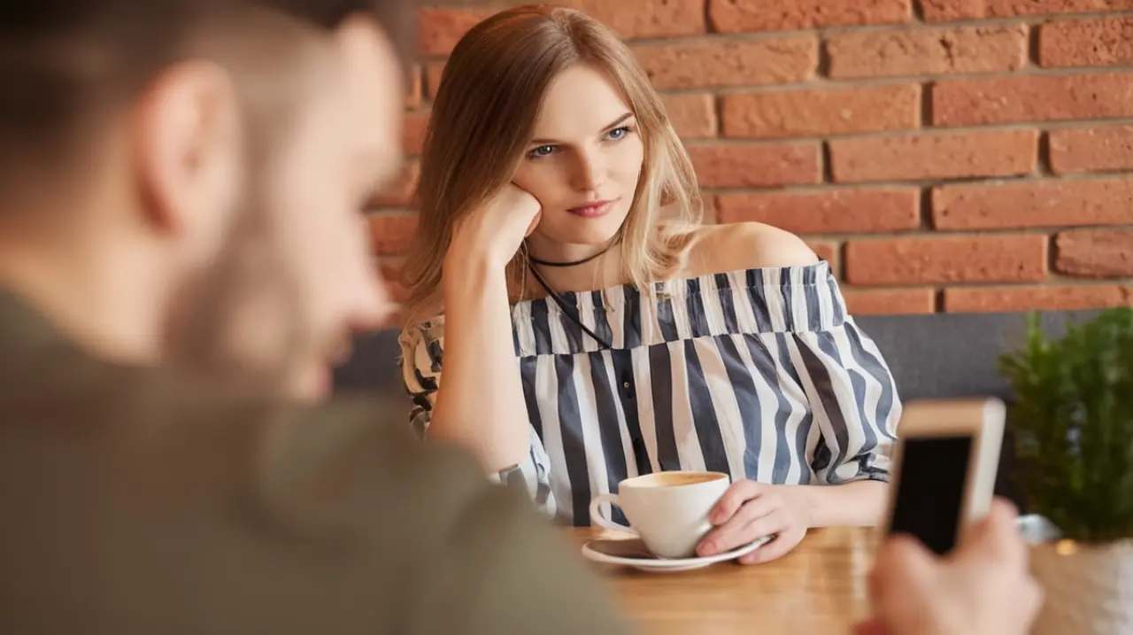 ¿Qué significa cuando alguien solo ve los defectos en los demás, según la psicología. Foto: Redacción InfoArticulos