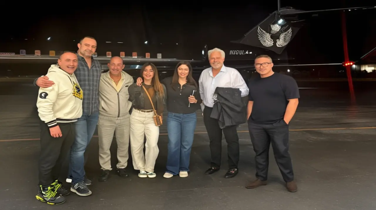 Un avión de lujo vuelve a Argentina con una nueva inscripción en su registro, trayendo consigo a destacados empresarios para un encuentro con el candidato presidencial Javier Milei.. Foto: Redacció