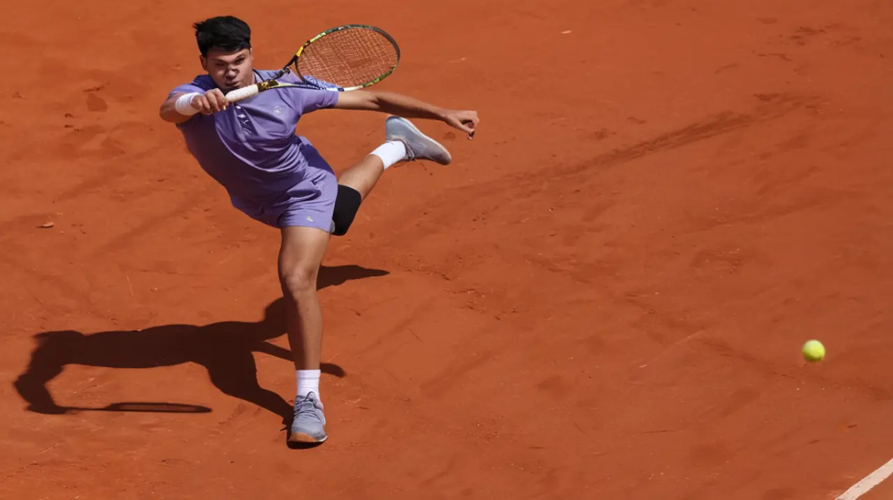 El tenista Osorio sufrió derrota en las semifinales del torneo de Rabat, mientras que Cristian se prepara para enfrentar a Joint en el partido decisivo.. Foto: Redacción InfoArticulos