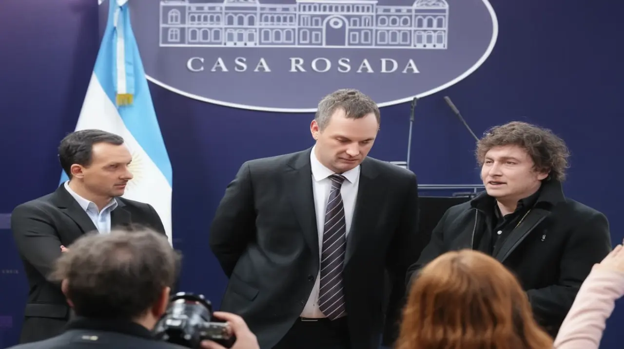 El número dos de Adorni podría ser su futuro reemplazante, mientras que alguien aplicaría las nuevas normas para los comunicadores. Foto: Redacción InfoArticulos