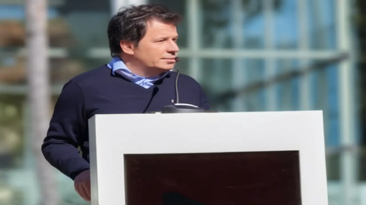 El político Facundo Manes presentó su plataforma para contender en las próximas elecciones, criticando a la actual gobernante por utilizar el poder de manera similar a la ex presidenta Cristina Kir