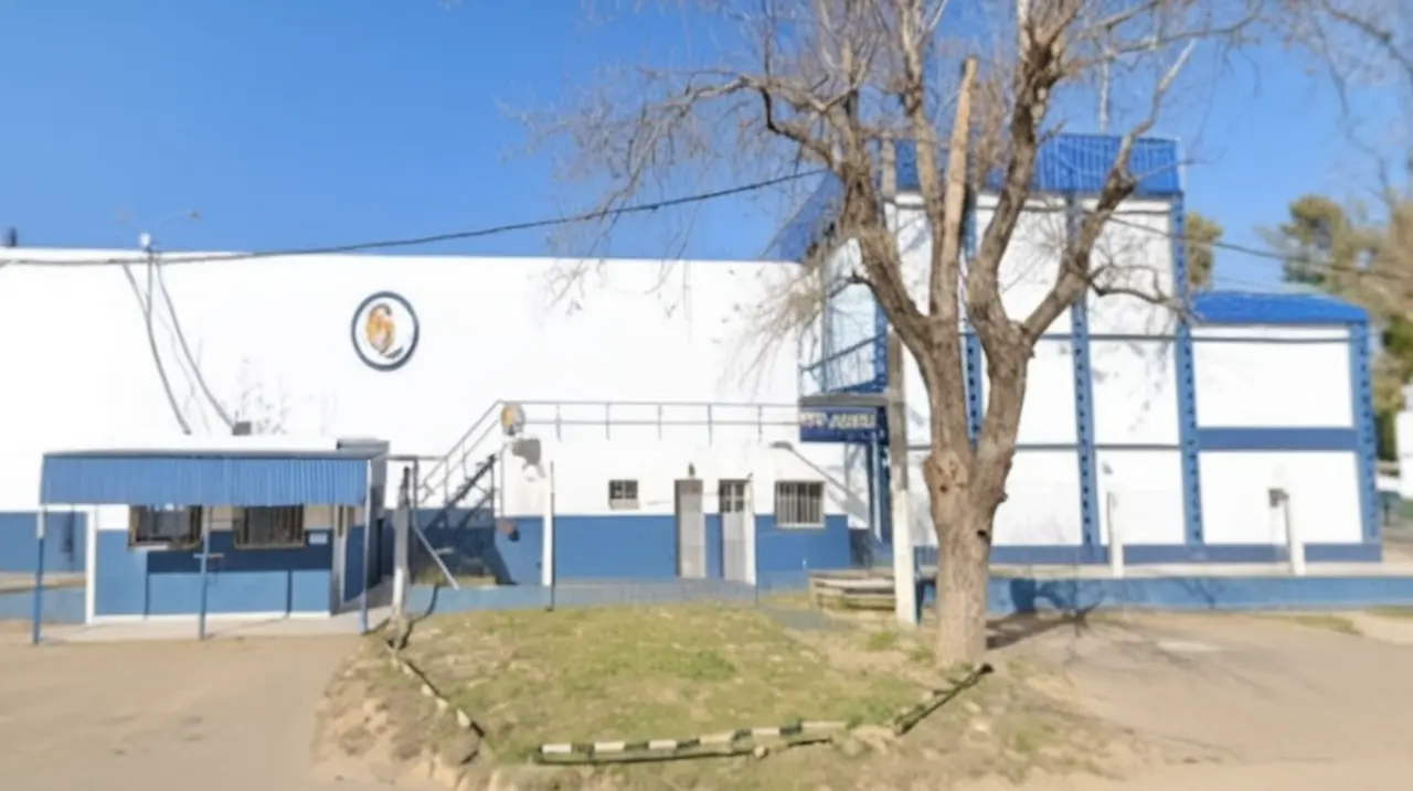 Dos individuos disfrazados de trabajadores se llevaron el dinero recolectado en un congelador propiedad de los padres de Poppy Larrauri.. Foto: Redacción InfoArticulos