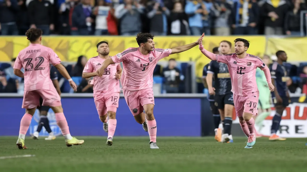 Lionel Messi brilla en la cancha con un golazo de tiro libre y una asistencia clave para Inter Miami en su encuentro contra Philadelphia.. Foto: Redacción InfoArticulos