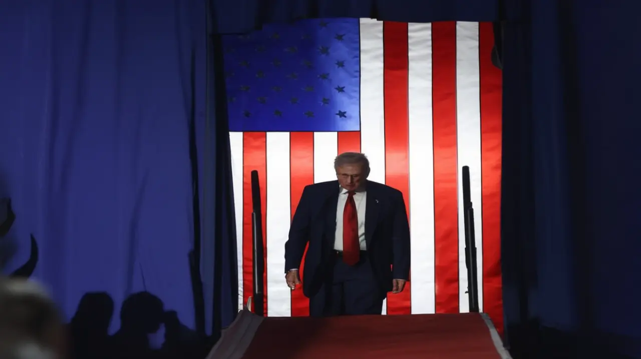 El presidente Trump respalda su decisión de vetar a estudiantes extranjeros en la Universidad de Harvard.. Foto: Redacción InfoArticulos