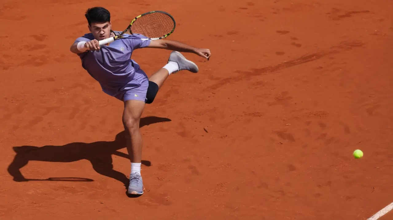 Un gran número de aficionados se dirige a Roland Garros para rendir tributo al tenista español Rafael Nadal en su día de homenaje.. Foto: Redacción InfoArticulos