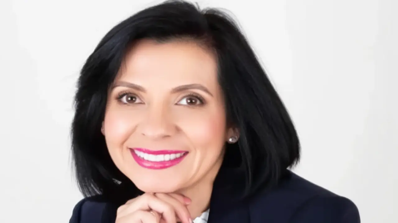 Una mujer de origen venezolano que llegó a Estados Unidos con la intención de mejorar sus habilidades en inglés, finalmente se estableció en el país y ahora ocupa un cargo destacado en el sector 