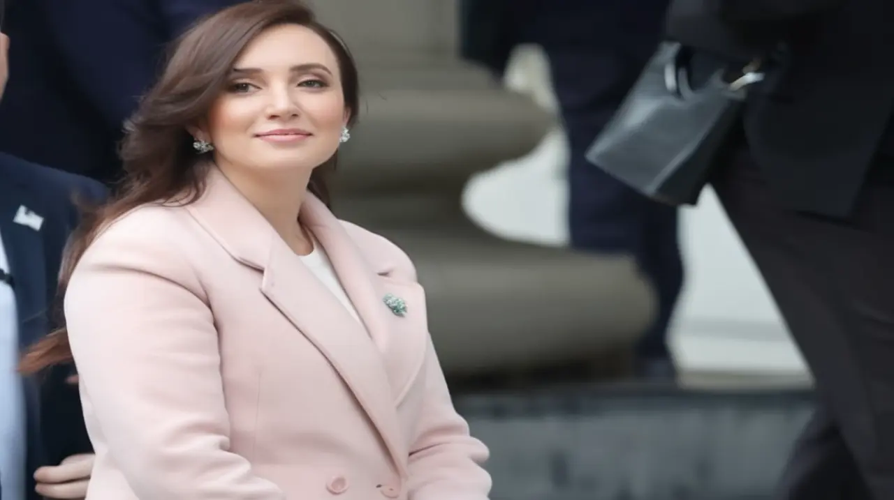 Victoria Villarruel habla sobre su interacción con Javier Milei en la Catedral, afirmando que siempre le ha saludado.. Foto: Redacción InfoArticulos