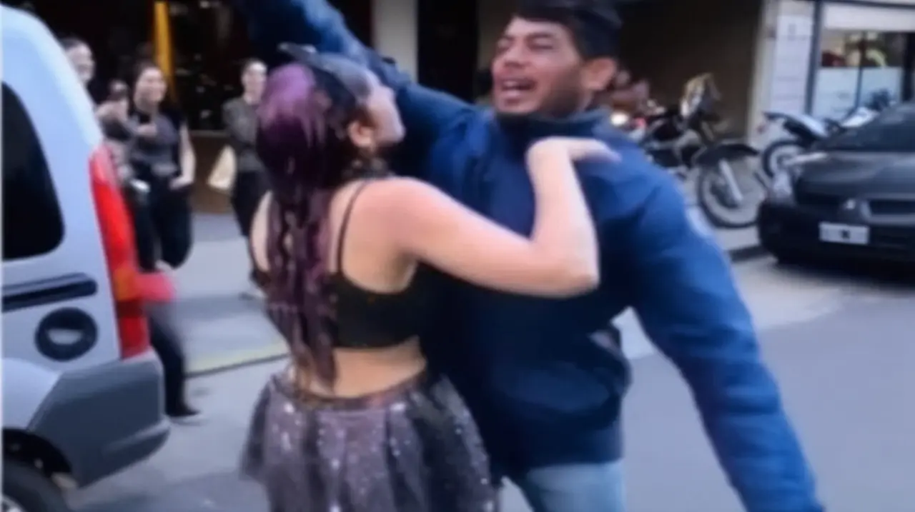 El ganador de la carrera recibió una sorpresa inesperada, ya que su amigo 'el trapo' le reservó un espacio de estacionamiento desde el principio del evento.. Foto: Redacción InfoArticulos