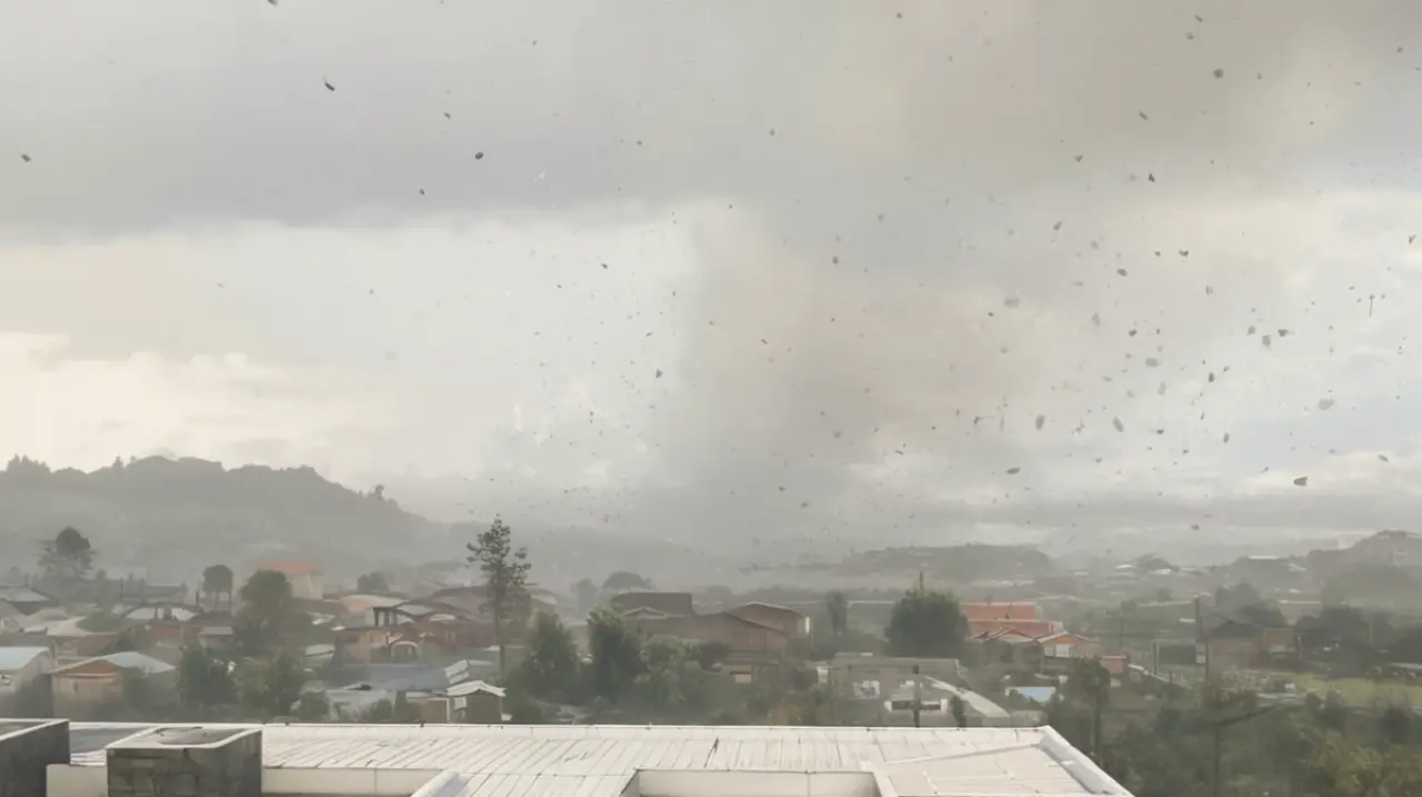 Un devastador tornado azota a Chile, dejando un rastro de daños y varias personas lesionadas.. Foto: Redacción InfoArticulos