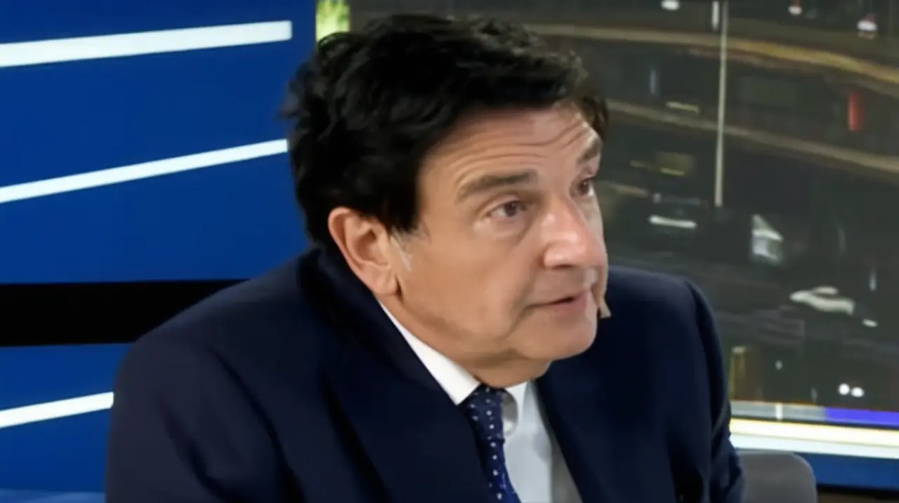 El ex ministro Carlos Melconian recuerda las palabras de Javier Milei sobre el mercado de divisas y critica a Luis Caputo por su gestión en la competencia de monedas.. Foto: Redacción InfoArticulos