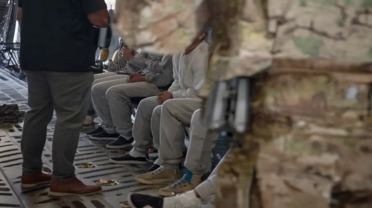 ¿Qué impulsa las deportaciones? Un experto en inmigración analiza la decisión sobre la Ley de Enemigos Extranjeros en Estados Unidos. Foto: Redacción InfoArticulos