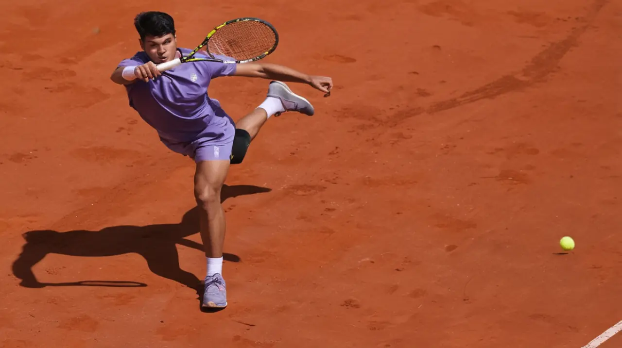 Las camisetas con la inscripción "Merci Rafa" de Roland Garros vuelven a estar de moda en línea, pero a precios exorbitantes. Foto: Redacción InfoArticulos