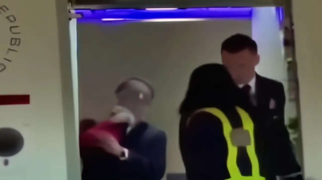 La primera dama francesa, Brigitte Macron, se involucró en una situación incómoda a bordo de un avión al abofetear al presidente francés. El incidente fue minimizado por los servicios de segurida