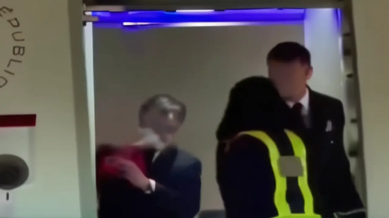 La polémica imagen del presidente Emmanuel Macron recibiendo un fuerte golpe en la cara por parte de la actriz y modelo francesa Brigitte Bardot ha sido viralizando en las redes sociales.. Foto: Reda