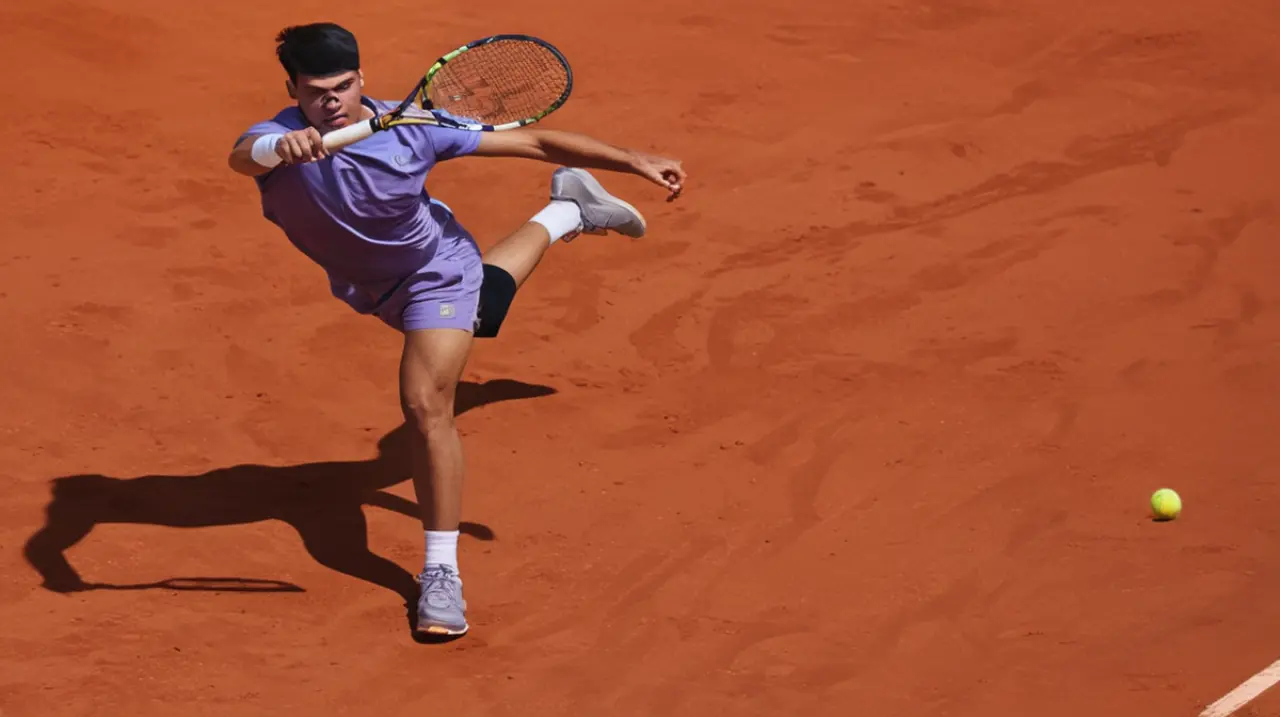 El español Carlos Alcaraz y el italiano Jannik Sinner se alzaron con victorias en la primera ronda del Abierto de Francia, abriendo su participación en el torneo.. Foto: Redacción InfoArticulos