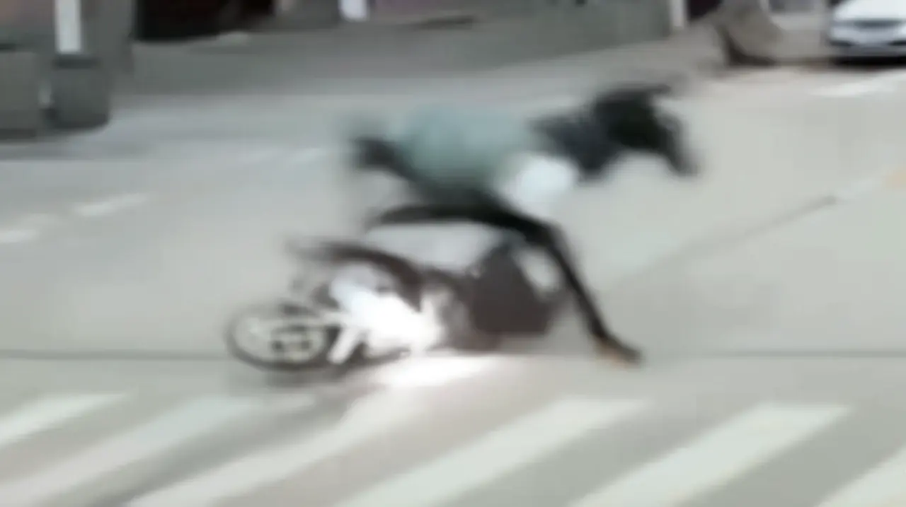 Un incidente inesperado ocurrió ayer cuando un caballo a gran velocidad se estampó contra una mujer que viajaba en una motocicleta.. Foto: Redacción InfoArticulos