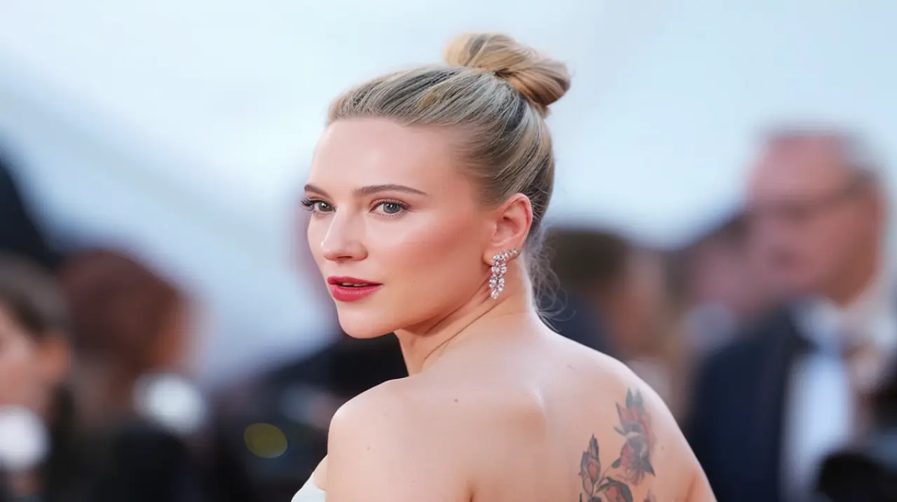 La actriz Scarlett Johansson tiene un interés especial en observar a los demás, lo que puede resultar incómodo para ella cuando se enfoca en su imagen sexual. Sin embargo, parece estar contenta con