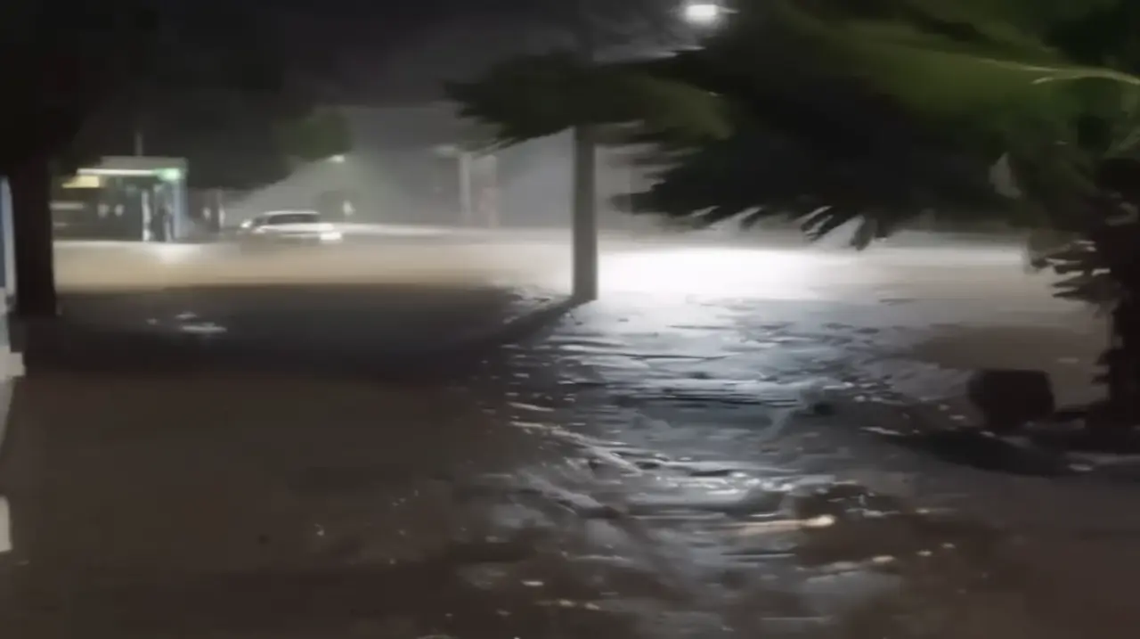 El temporal de Santa Fe deja un rastro de devastación en las áreas afectadas, donde la gente se ve obligada a enfrentar las consecuencias del desastre: "Llegué a tener agua hasta el pecho". Foto: R